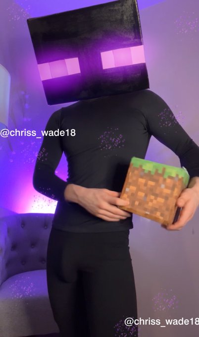 My eyes are up here...  https://t.co/Q9d6VG6gGW https://t.co/qb9S233CDT