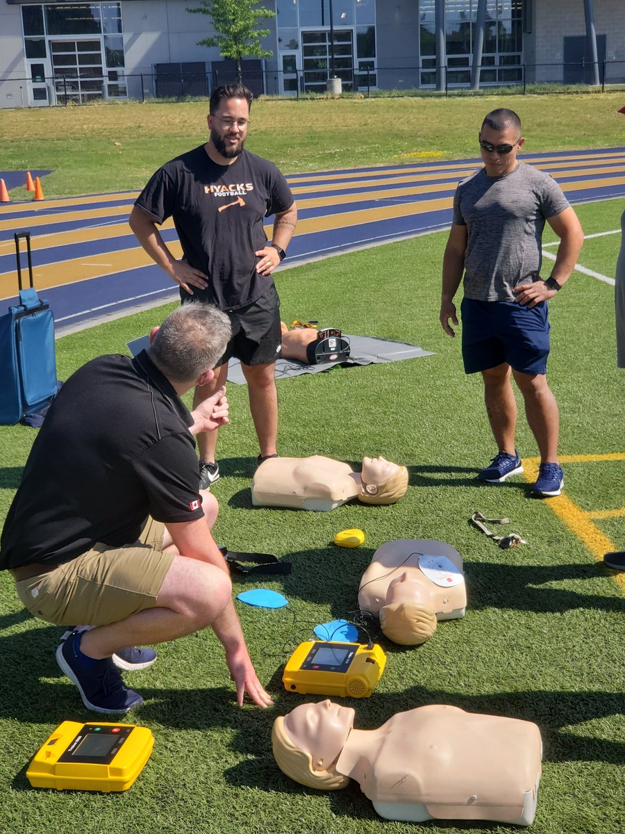 Today our coaches got  coached in CPR and AED use.  Emmett from the <a href="/JIBCParamedic/">Paramedic Academy</a> Academy gave up his Friday afternoon to teach us how to use our new AED. Thank you Emmett and the <a href="/jibc/">Frank</a>.  Amazing community partners!! #gohyacks #goji #NewWestminster <a href="/BCHSFB/">BC HS Football</a>