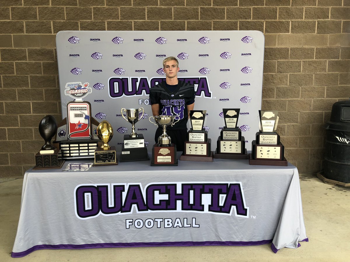 CannonKelley34's tweet photo. Thank you @OuachitaFB for the great camp. Thanks @RoyThompsonFB for the great linebacker skills. https://t.co/eBQ8IGqfbH