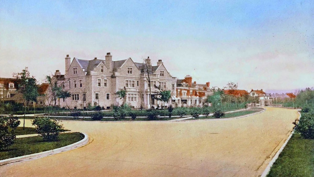 HeritageWPG's tweet image. Friday Feature: Davidson House at 10 Ruskin Row! Built between 1912 and 1913, it was one of the most extravagant mansions in the city. There were 37 rooms, including a ballroom big enough to host parties with over 300 guests. It was demolished in 1963.
📸 From wintorbos (Flickr).