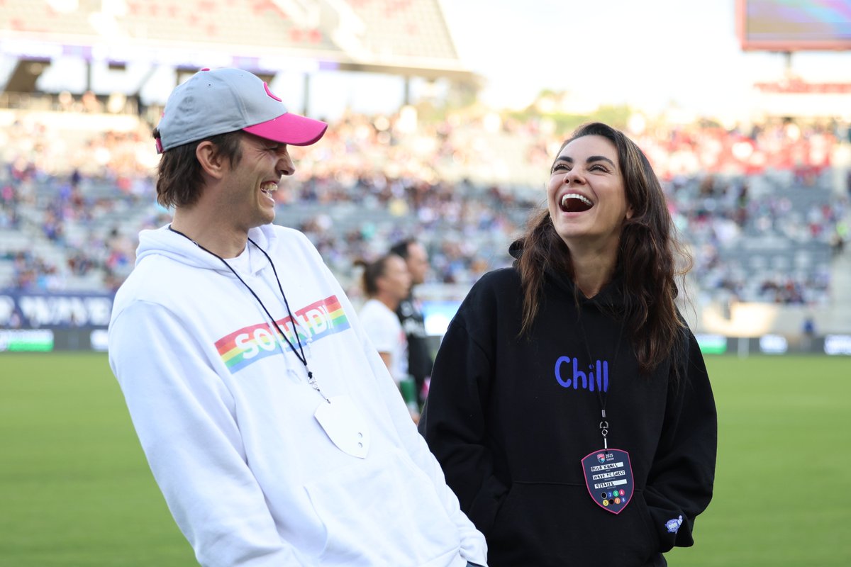 Ashton Kutcher and Mila Kunis are the Wave's special guests tonight!