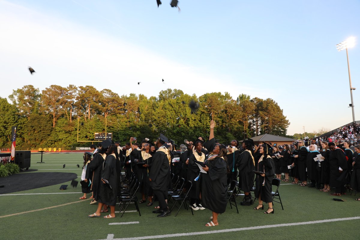 GCSSTigers's tweet photo. Congratulations to Greene County High School's newest alumni! 🖤💛 #StartHereAndGoFar #classof2023 #GCSSTigers https://t.co/0Fk4t1h9LN