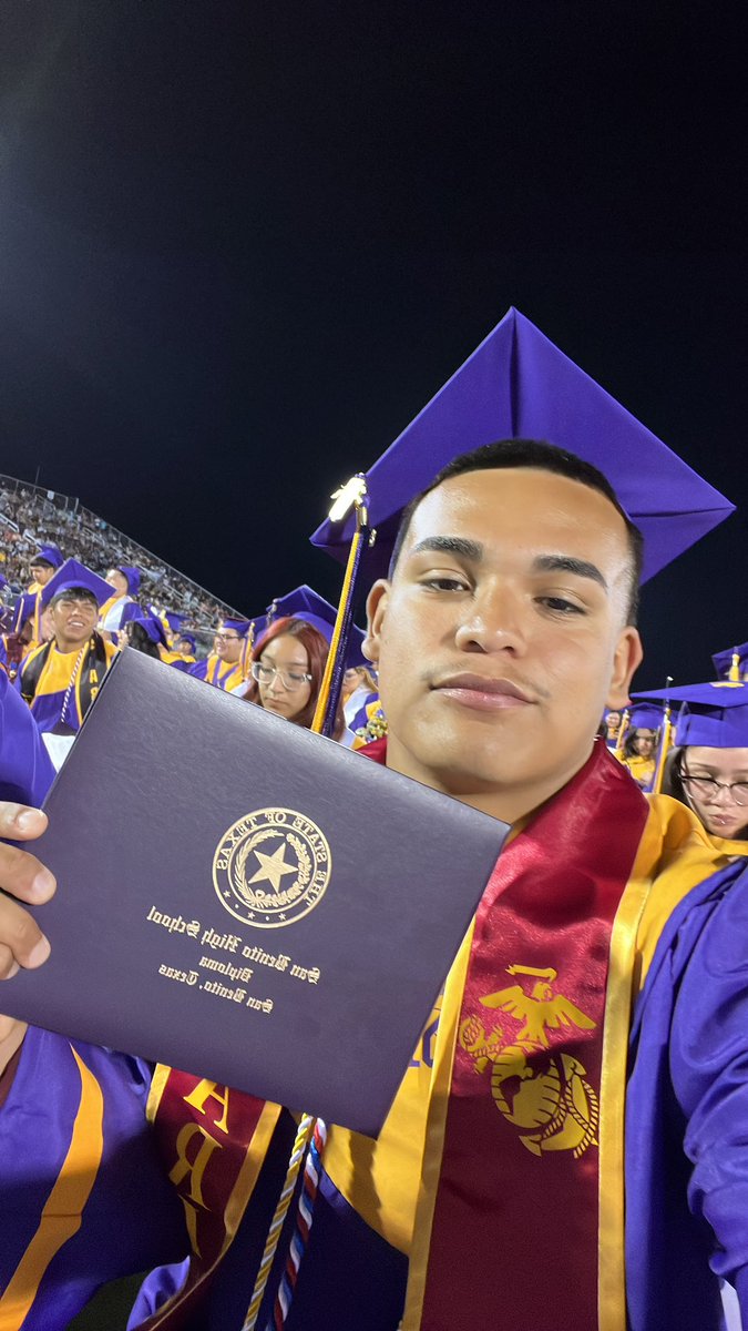 NovaBejaran's tweet photo. 200 absences 
.5 gpa 
7 kids (allegedly onm they ain’t mine)
0 scholarships 
F honor roll 
STILL GRADUATED THO 🤟🏾 https://t.co/mGUiHRYyQE