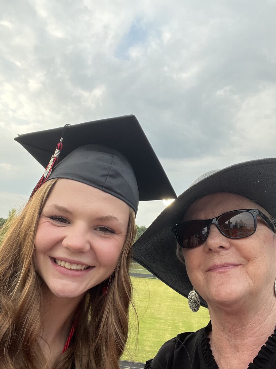 Nena37167's tweet photo. Graduation Day 🎓 https://t.co/a4BNnyOUH6