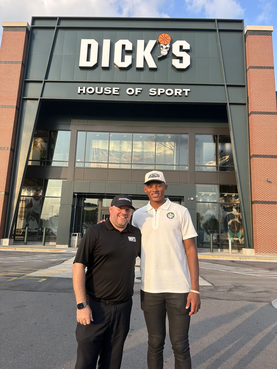 ASTRODobbs_'s tweet photo. What a great night at our @josh_dobbs1 #ASTRO11 Shopping Spree! Thank you @dickshouseofsportknx!🚀 

No better way to kick off our camp weekend. We can’t wait to see everyone on the field tomorrow! 🏈 https://t.co/rouHpBvtn8