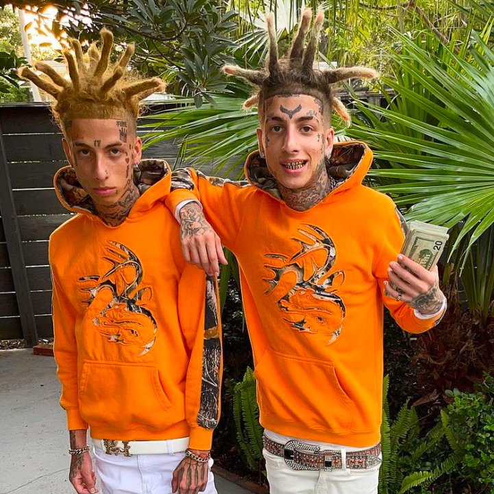 DramaAlert's tweet image. A new rumor is going around that the Island Boys were apart of Jeffrey Epstein's island. #DramaAlert

Many are sharing this photo as a result. Do you believe this is them with Epstein? 😂