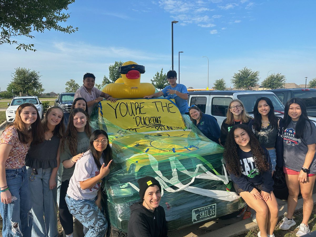 smilestacymiles's tweet photo. Best “Go Birds” of the year! Thanks for the love &amp; fun Class of 2023!! 💚🦅💙 https://t.co/XncnLEHhje