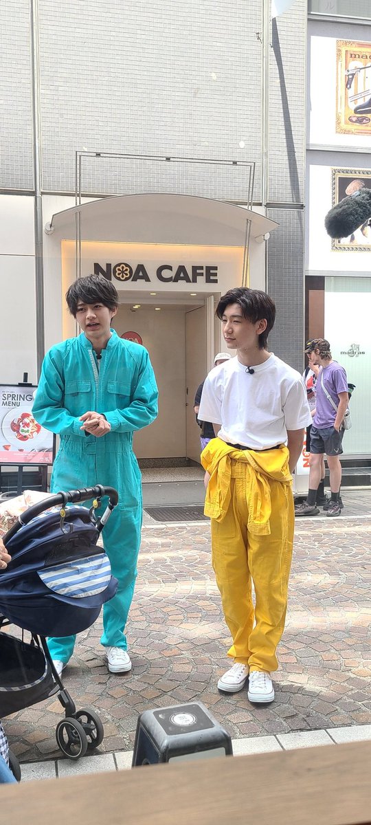 u9Ytv4Pjsk9Irk6's tweet photo. 銀座でランチ中🍴☀️🍴、目の前でテレビ撮影が始まった‼️
この子達は誰だ⁉️ https://t.co/mOFncClk3L