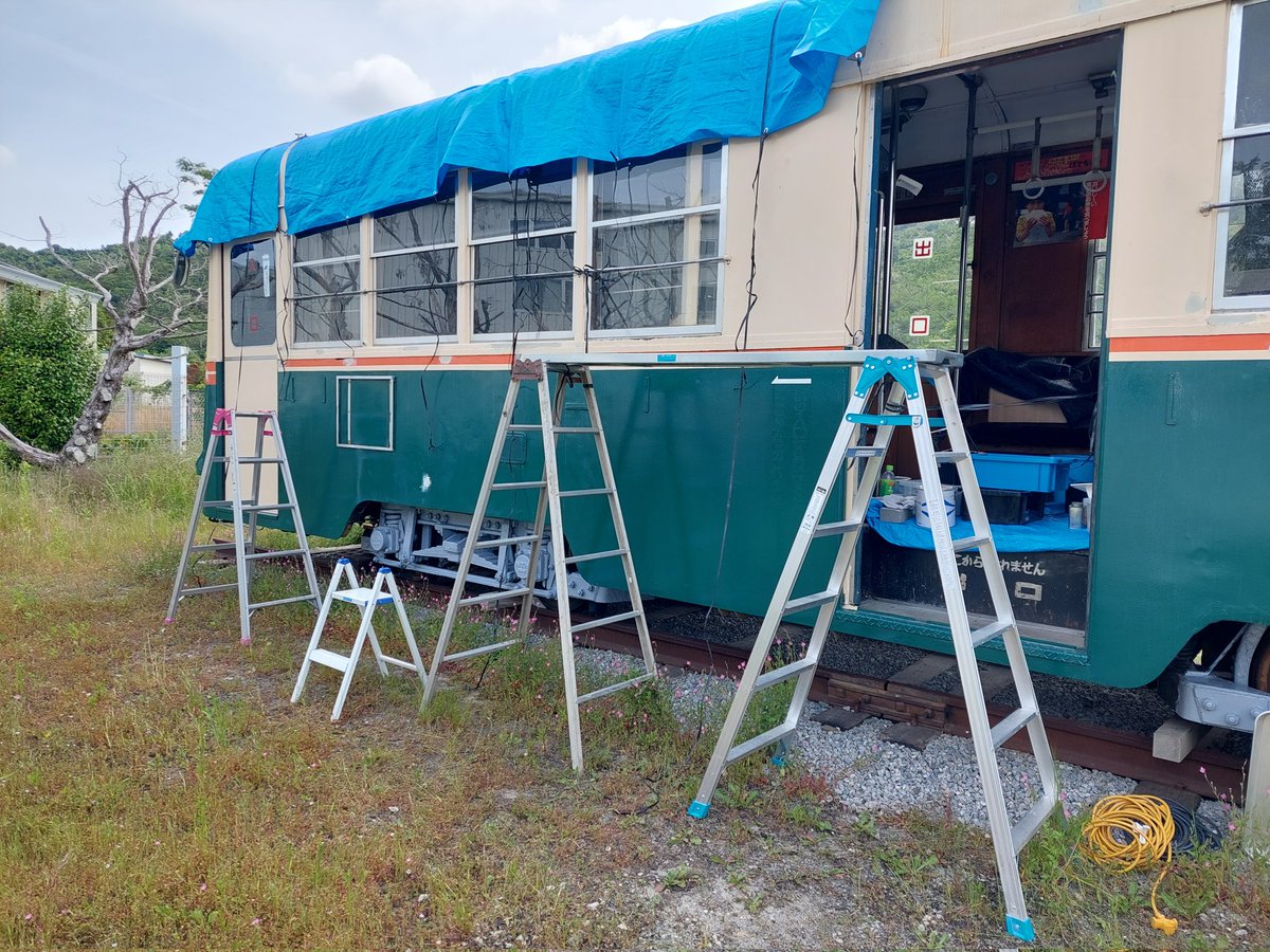 sHinROYKt48x8XO's tweet photo. 京都市電作業、開始しています。
日中が暑くなり作業しづらいです(笑)。休み休み進めます。
前回やった後部扉埋め部分の
木材腐朽箇所の修繕、効いた
みたいで雨漏りしなくなりました。
今日は三回目パテ、下地塗り、
本塗りまで進めたいところですが…。 https://t.co/npYuD2OcjJ