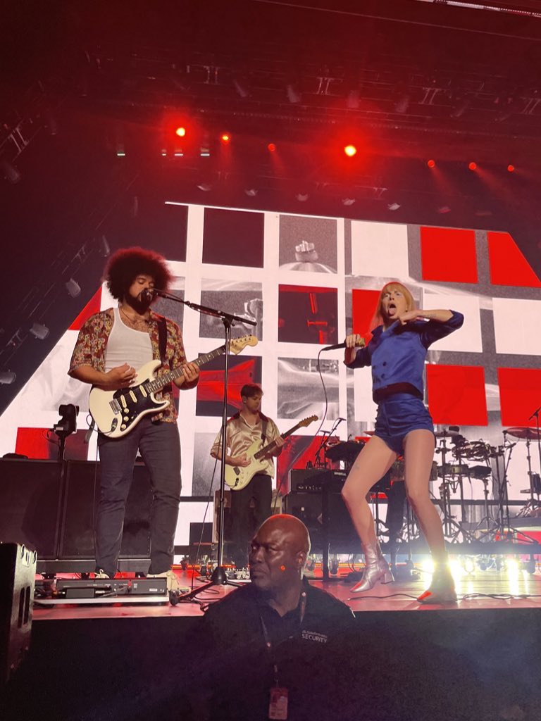 katiespencer__'s tweet photo. #ParamoreATL #paramoreAtlanta nothing has been more beneficial to my mental health than this experience and i mean that. she ate https://t.co/JKBDxkzV0D