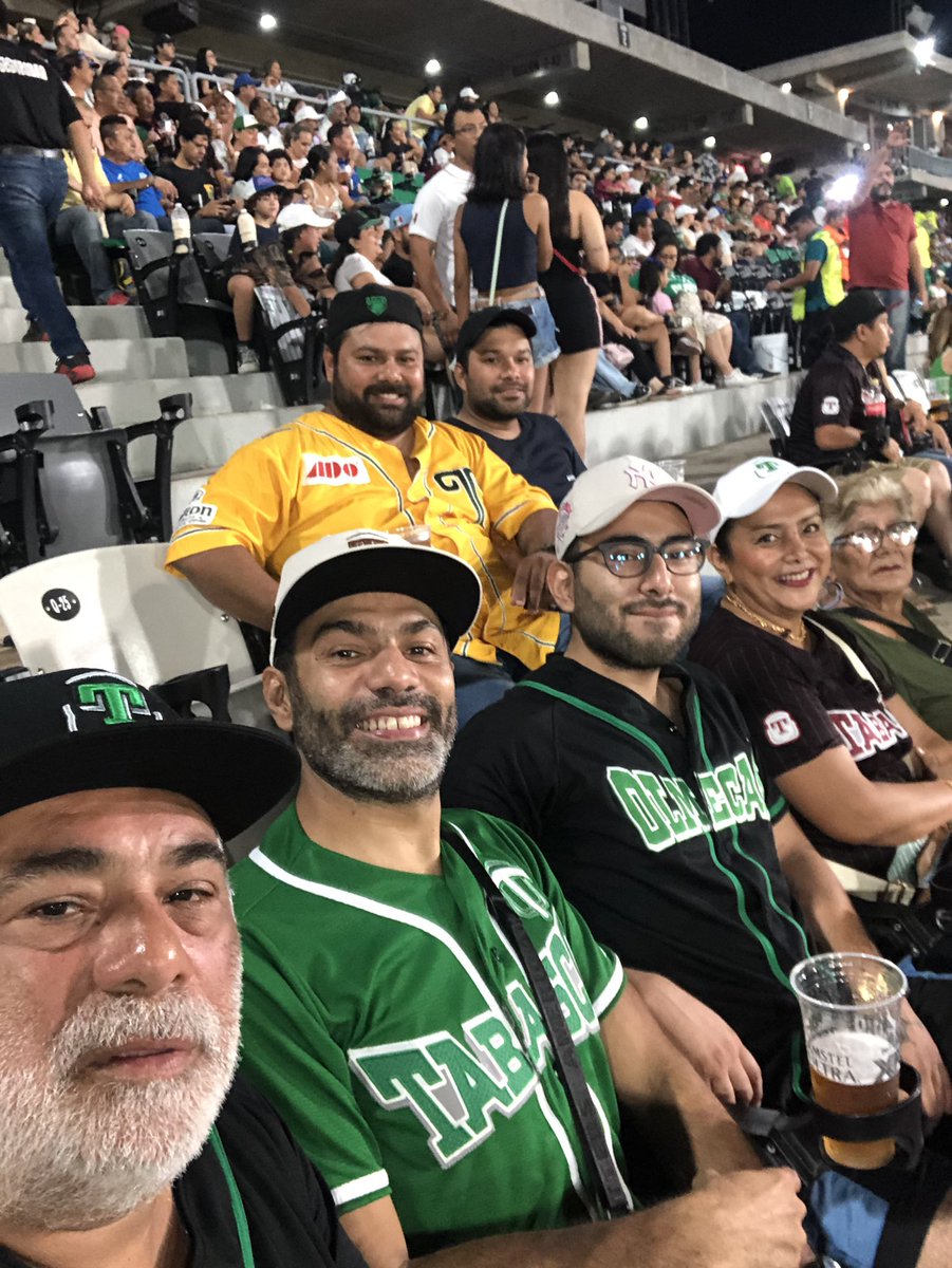LastraGabo's tweet photo. En familia #todossomosolmecas @OlmecasTabasco https://t.co/3pUd5qI4pj
