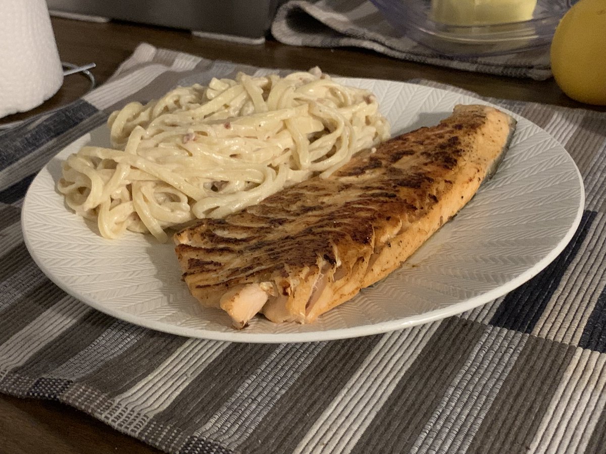 Seasoned salmon with linguine Alfredo