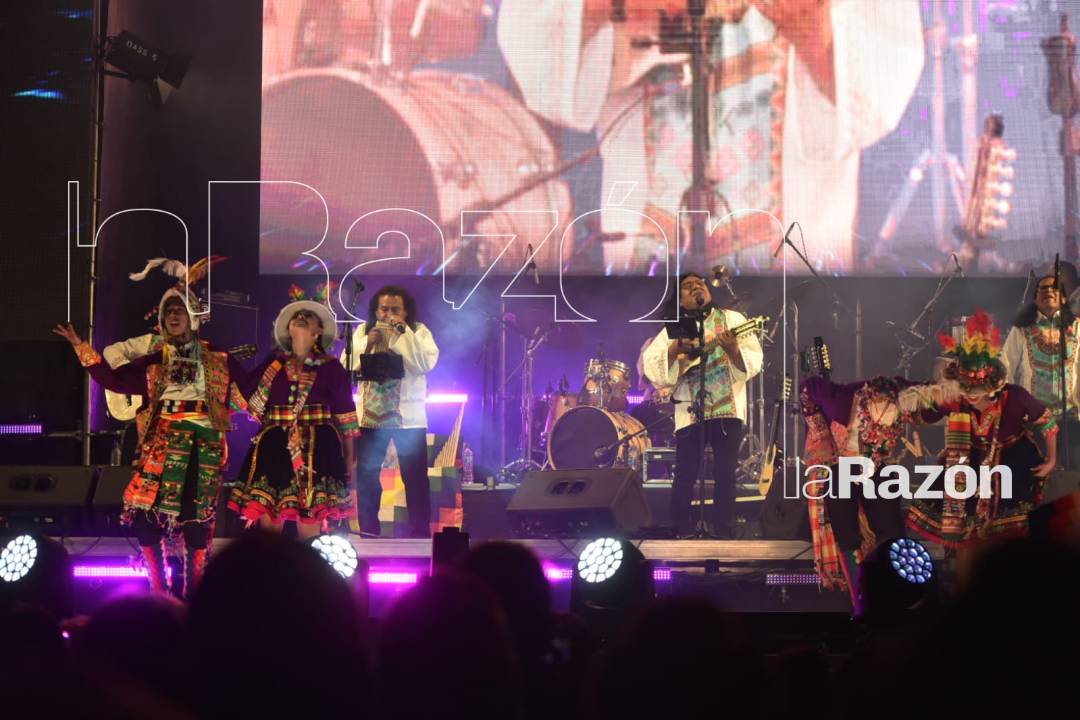 LaRazon_Bolivia's tweet photo. #FotoNoticias
En homenaje al Día de la Madre (Taykanurupa), #KalaMarka ofrece lo mejor de su historial musical este viernes en el Teatro al Aire Libre de La Paz. El público canta y baila cada una de las interpretaciones.
Fotos: Rodwy Cazón https://t.co/aKvkR1d8hA