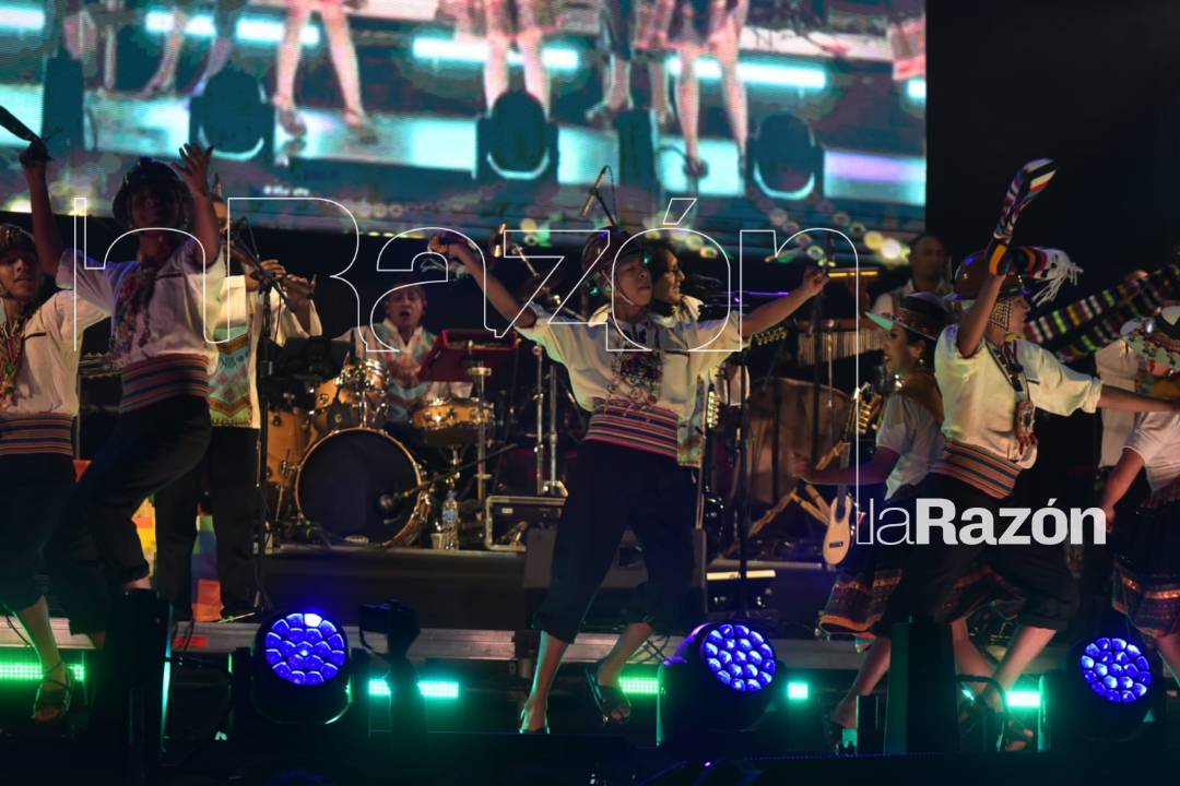 LaRazon_Bolivia's tweet photo. #FotoNoticias
En homenaje al Día de la Madre (Taykanurupa), #KalaMarka ofrece lo mejor de su historial musical este viernes en el Teatro al Aire Libre de La Paz. El público canta y baila cada una de las interpretaciones.
Fotos: Rodwy Cazón https://t.co/aKvkR1d8hA
