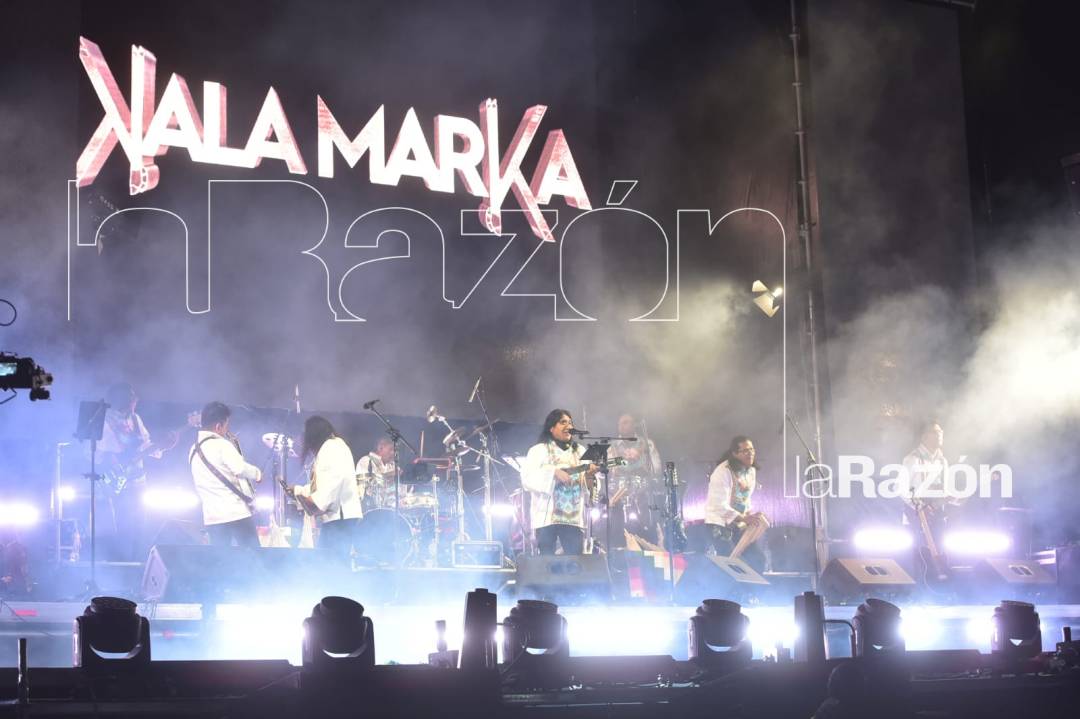 LaRazon_Bolivia's tweet photo. #FotoNoticias
En homenaje al Día de la Madre (Taykanurupa), #KalaMarka ofrece lo mejor de su historial musical este viernes en el Teatro al Aire Libre de La Paz. El público canta y baila cada una de las interpretaciones.
Fotos: Rodwy Cazón https://t.co/aKvkR1d8hA
