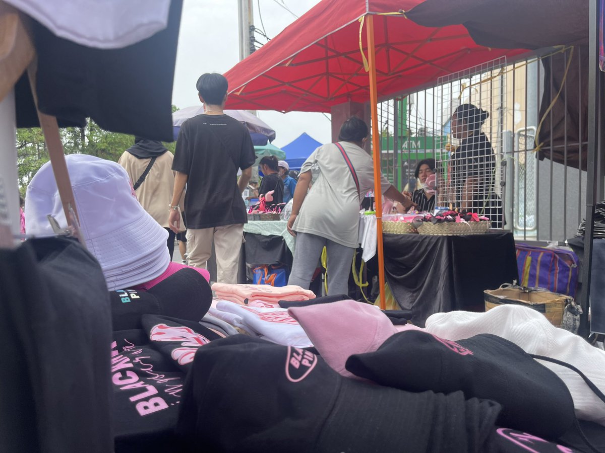 ร้านมี 2 จุดนะคะ
• ตรงสะพานลอยหน้า 7-11 เก่า
• ทางเข้าด้านหน้าก่อนถึง atm กสิกร

เสื้อ/หมวก/กระเป๋าผ้า มาเลือกที่ร้านได้เลยนะค้า อาจจะไม่สะดวกตอบ dm รับจองค่า
🔥 ถ้ารับพรุ่งนี้ยังเลือกได้ ดูลายที่ปักหมุด📌

#BORNPINKENCOREinBANGKOK #bornpinkinbangkok