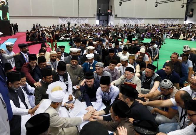 Shaziasajeel's tweet photo. "Khilafat is a divine institution, and its purpose is to unite humanity under the banner of peace, love, and justice." 
--- Hazrat Mirza Masroor Ahmad, Khalifatul Masih V
#khilafatforpeace https://t.co/8JCKydKciB