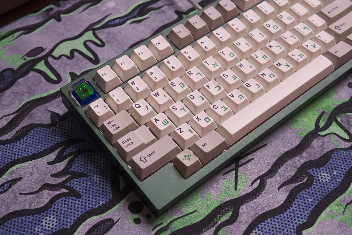 Ayleen TKL with a fun top layout :P - thanks <a href="/KSpensory/">KeySpensory</a> and YongHan from TeaHouse!