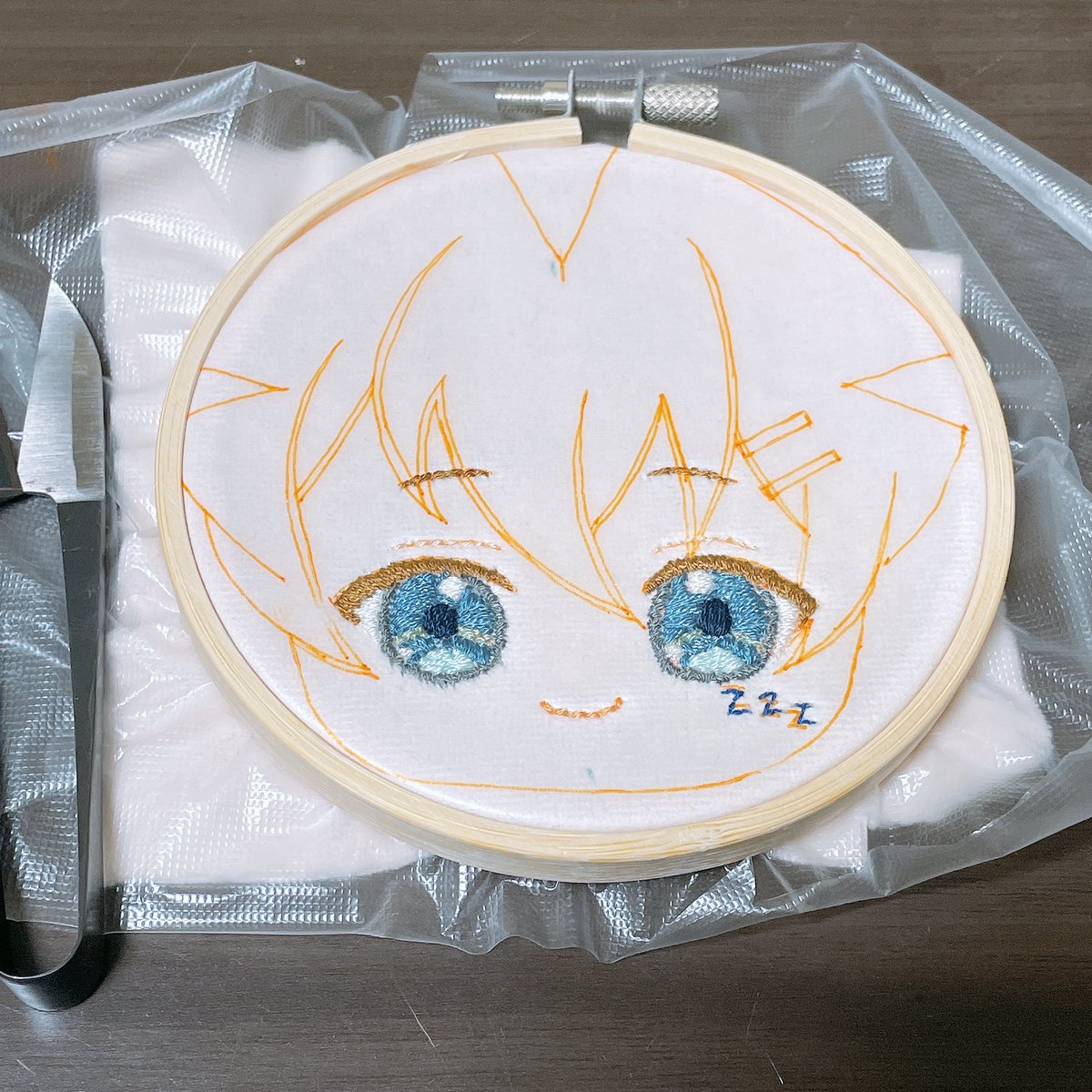 15cmはだいぶ大きいな〜！
髪の毛をキレイにつけたくて試行錯誤。

下絵はゲルインキボールペン(無印)を使ってます。 https://t.co/Vgm4Kj08Ow