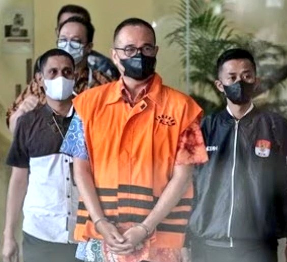Banyak pejabat publik ingin tampil "jetset"; sarapan pagi di Perivolos Taverna-Santorini, siangnya berpose dengan tas Hermes di St. Vincent de Paul-Perancis, dan lanjut makan malam di El Porteno Ristorante-Milan. Laku yang sering dipamerkan tanpa rasa malu meski diluapkan dengan