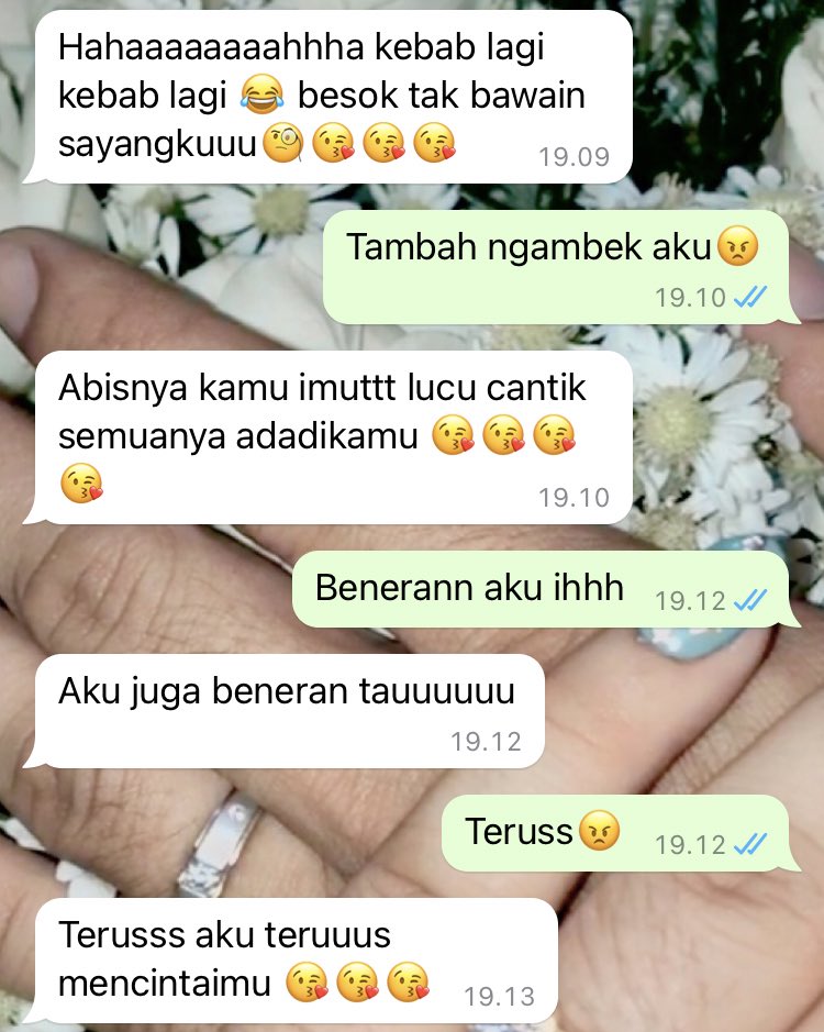 ustadya's tweet photo. @tanyarlfes Sedikit geli tapi gemes 🤏🏻😂 https://t.co/sGs9O0yC5w