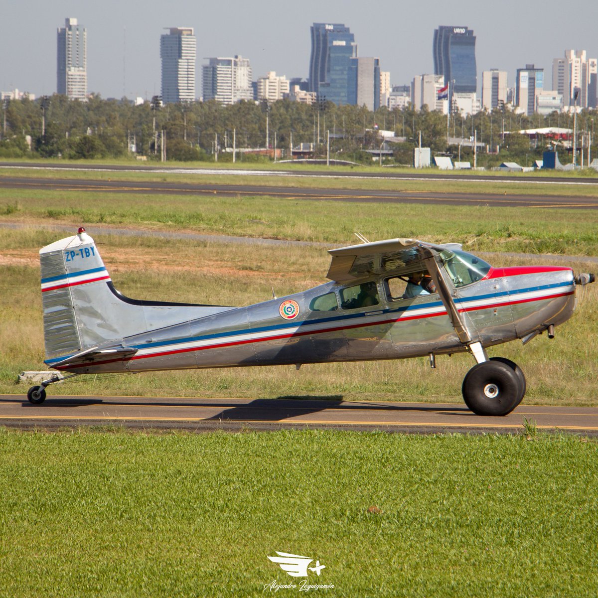 24 de Mayo del corriente año
Spoteando desde la media mañana, un miercoles de mucho movimiento por el aeropuerto ASU/SGAS aparecia este hermoso livery cromado con los colores del Paraguay🇵🇾✈