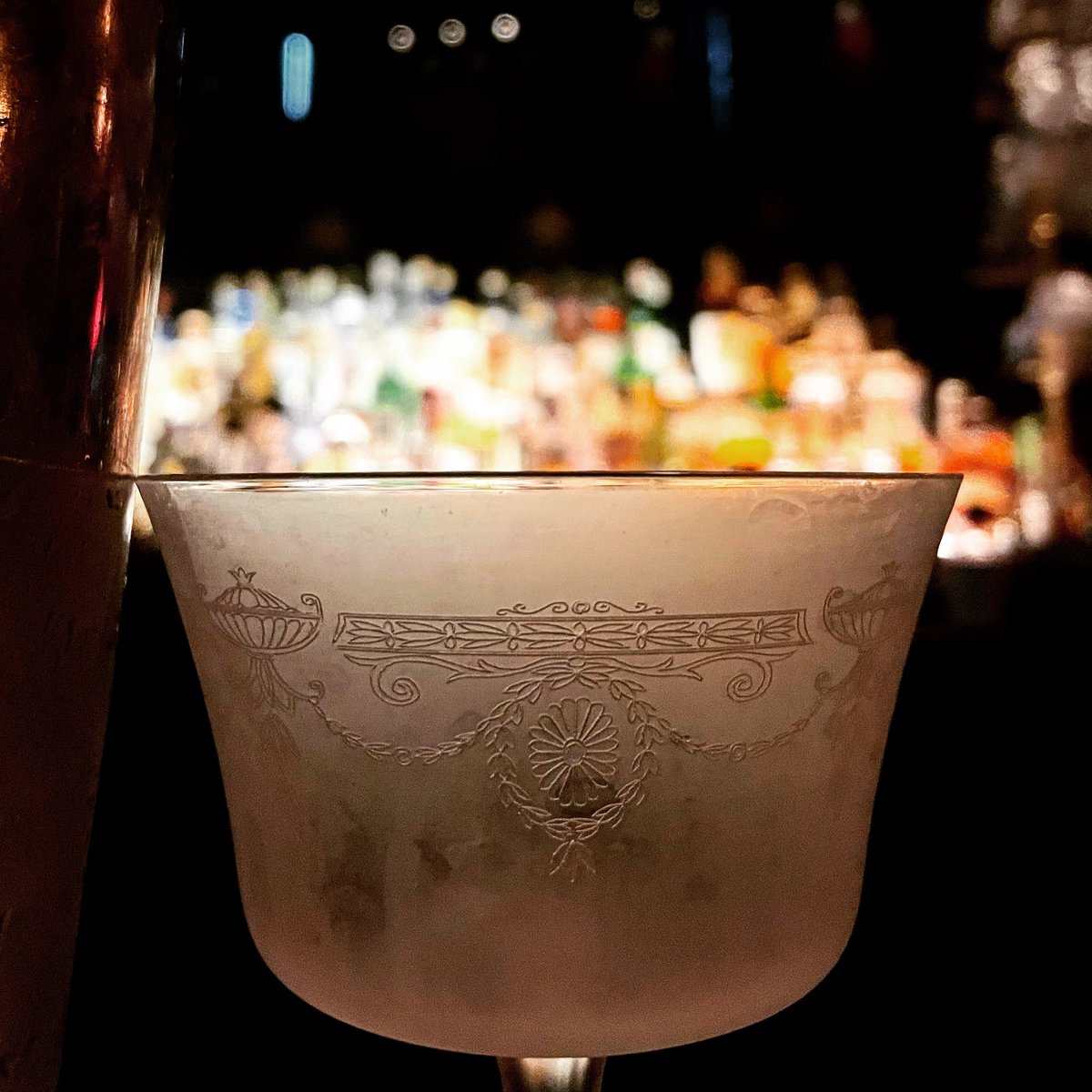 Sauvignonline's tweet photo. Frosty craft #cocktail about to be poured into this frosty awesome glass @themakerhotel #weekend #friday #hudsonny #warrenstreethudson #PlymouthGin #chareaualoeliqueur #tangerinecordial #pinkpeppercorn #carrot 🥕 https://t.co/nkRUktbA3l