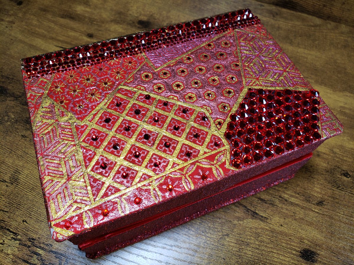 ScarletNymph's tweet image. Now available in my Etsy shop! A gorgeous handmade magnetic watercolor palette just in time for Summer! Holds up to 42 full pans or 84 half pans! etsy.com/listing/147669… #scarletnypmhdesigns #handmadebyme #handmadebook #watercolorpalette #etsyseller