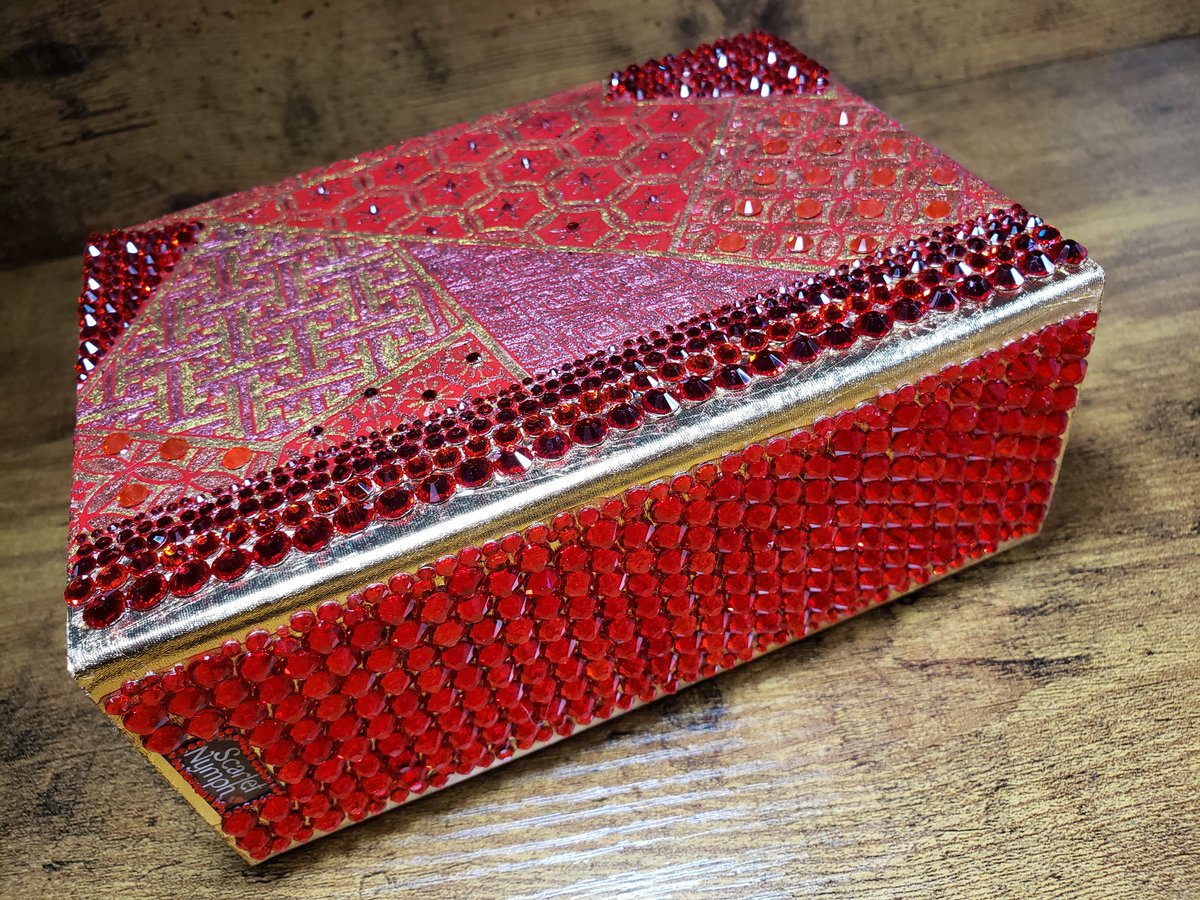 ScarletNymph's tweet image. Now available in my Etsy shop! A gorgeous handmade magnetic watercolor palette just in time for Summer! Holds up to 42 full pans or 84 half pans! etsy.com/listing/147669… #scarletnypmhdesigns #handmadebyme #handmadebook #watercolorpalette #etsyseller