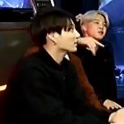 vhyungiekim's tweet photo. La vez que Yoongi había escogido a Taehyung y Jungkook salió a refutar 😄

🐻: ¿Me vas a elegir? ¿realmente yo?
🐰: ¡Pero también puedes elegir entre estos dos! (Namjoon y Jin)

#taekook https://t.co/U0CBIeLUAV