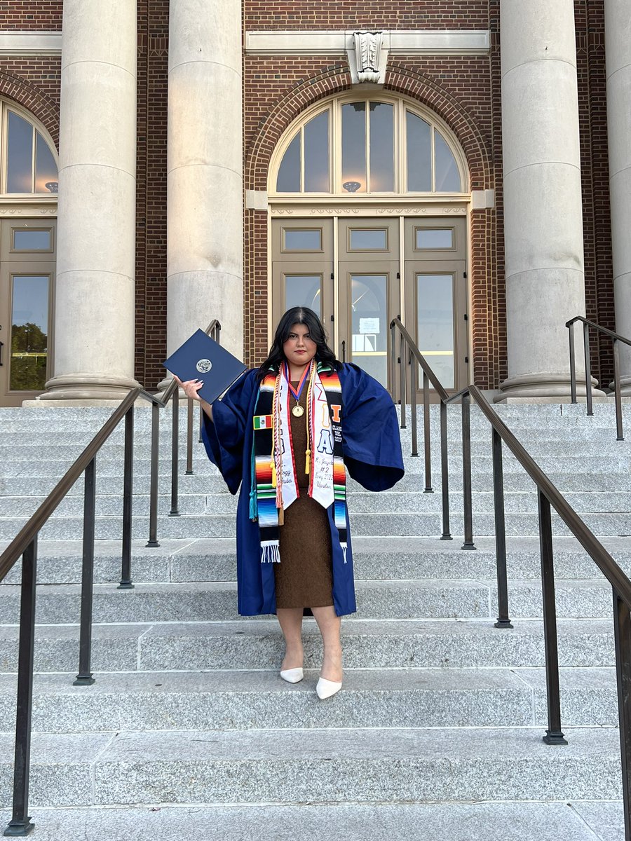 estelaganza's tweet photo. uiuc just got an alumni hottie!! 😘🥰🤍 https://t.co/Yij7Fvt9g6