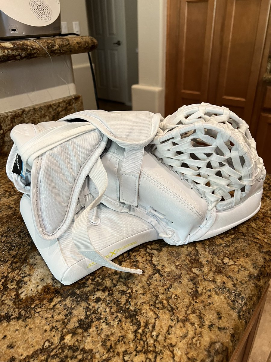 Lace swap right off the wall⚡️#snowmangoaltending #gearnerds #icehockeygoalie #pocketswap #lacesout #bauer #x5pro #aftermarket