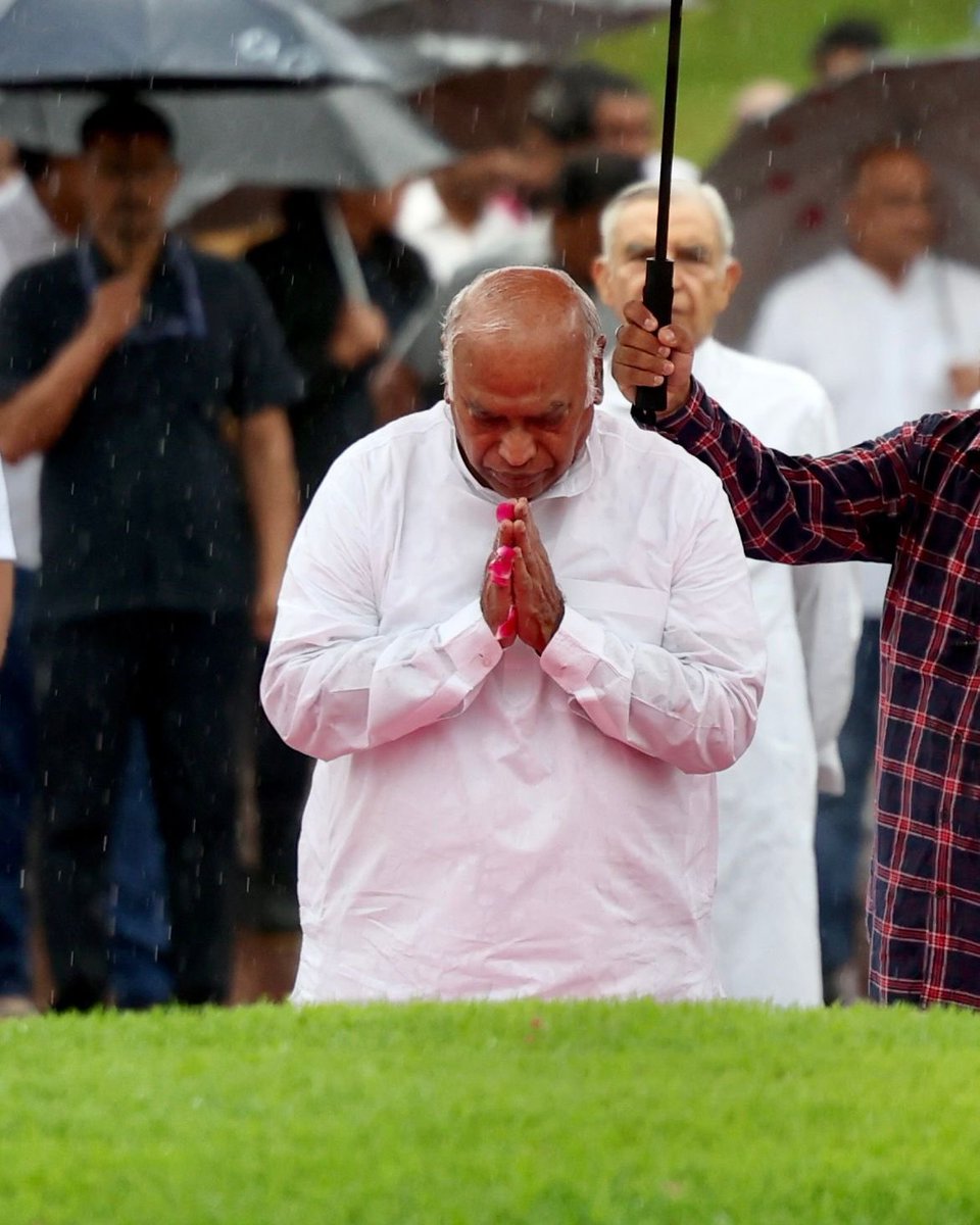 सदी के सबसे बड़े महानायक पंडित जवाहर लाल नेहरू को श्रद्धासुमन अर्पित करते राहुल गॉंधी जी और मल्लिकार्जुन खरगे जी।