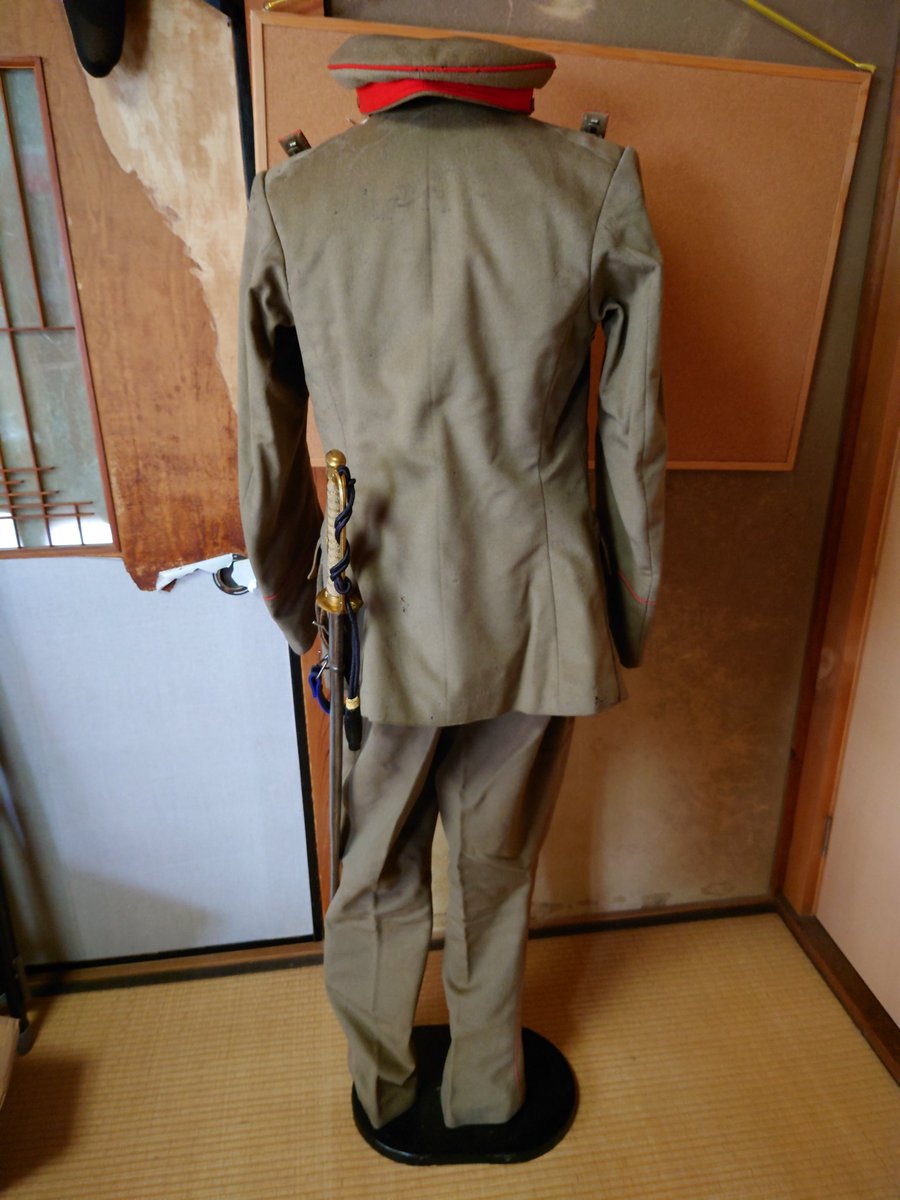 三八式の将校軍衣袴。 日露戦争後の明治39年にそれまでの装飾過剰な