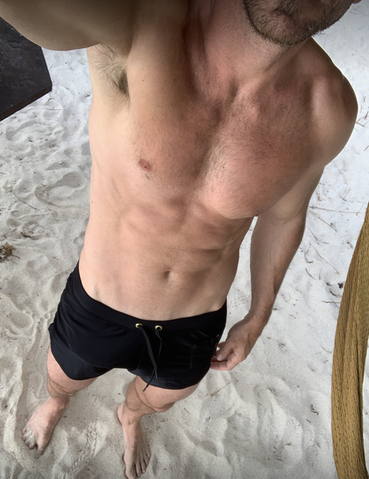 Beach day anyone? 🌴 I'm hanging out 😏 https://t.co/WozaPpxhgJ