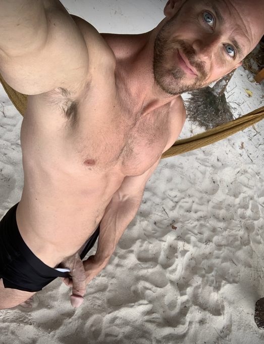 Beach day anyone? 🌴 I'm hanging out 😏 https://t.co/WozaPpxhgJ