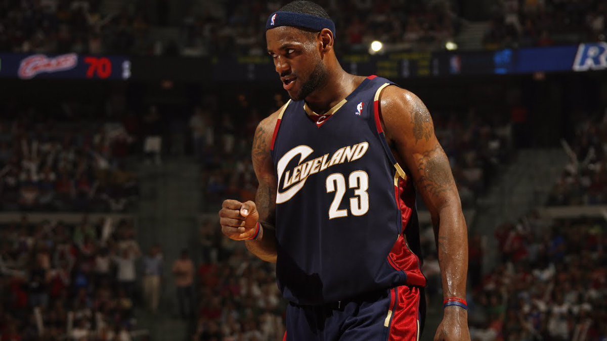 ShootHoopsPod's tweet photo. LeBron in 2007 ECF vs DET (age 22):

26p
9.2r
8.5a
3.2 stocks
53.7% TS

LeBron in 2013 ECF vs IND (age 28):

29p
7.3r
5.3a
2.8 stocks
60.9% TS

LeBron in 2023 WCF vs DEN (age 38):

27.8p
9.5r
10a
2.3 stocks
60.5% TS https://t.co/6eCLsN2EPd