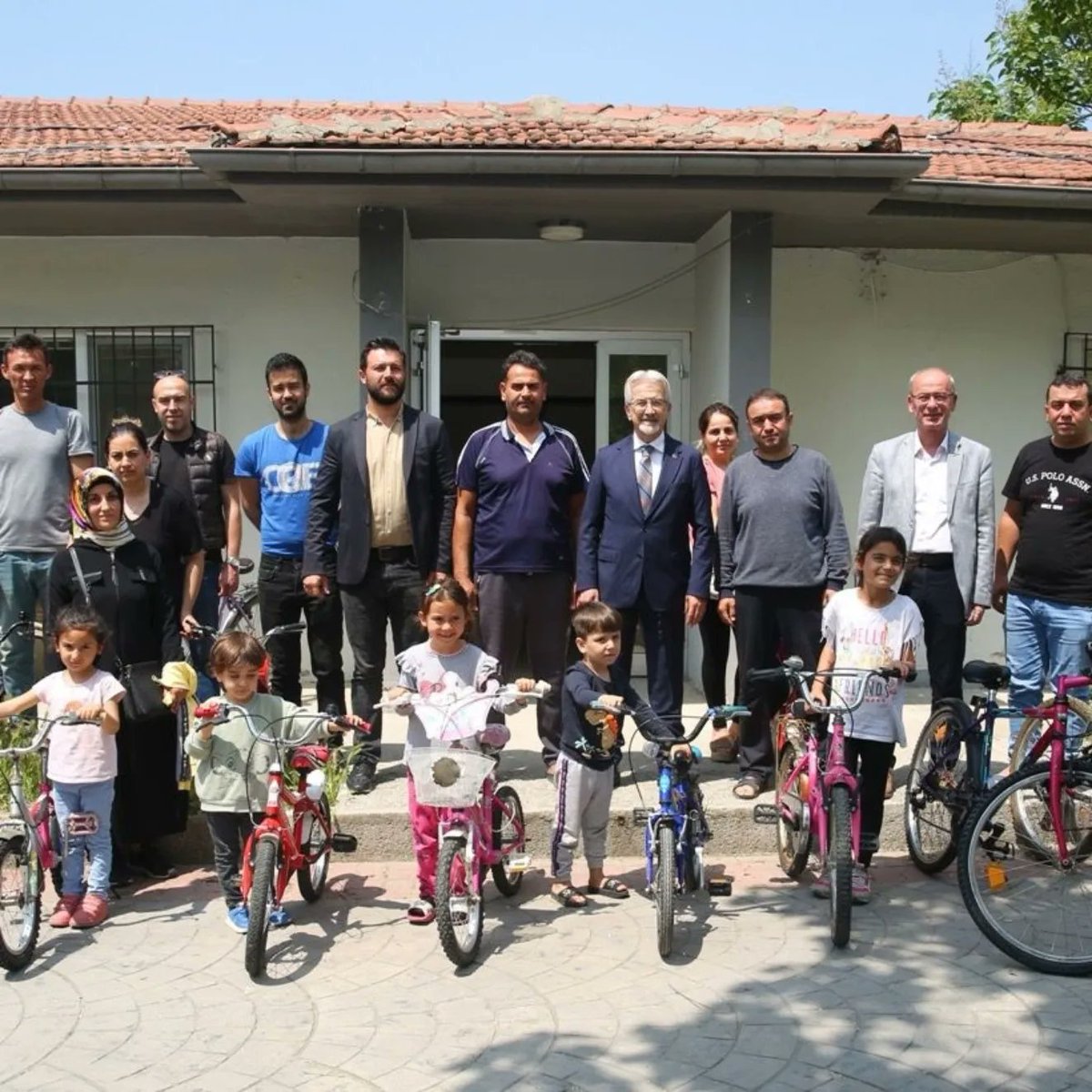 NKKonsey's tweet photo. Atıl duran 100'den fazla bisikleti Nilüfer'in dört bir yanından topladık. Gönüllüler ile onardık. Deprem bölgesinden kentimize gelen çocuklara hediye ettik. Çocukların ve ailelerin gülen yüzlerini görmek bize tüm yorgunluğumuzu unutturdu. Mutluluk paylaştıkça güzel ❤️ https://t.co/ytTlc3M8nB