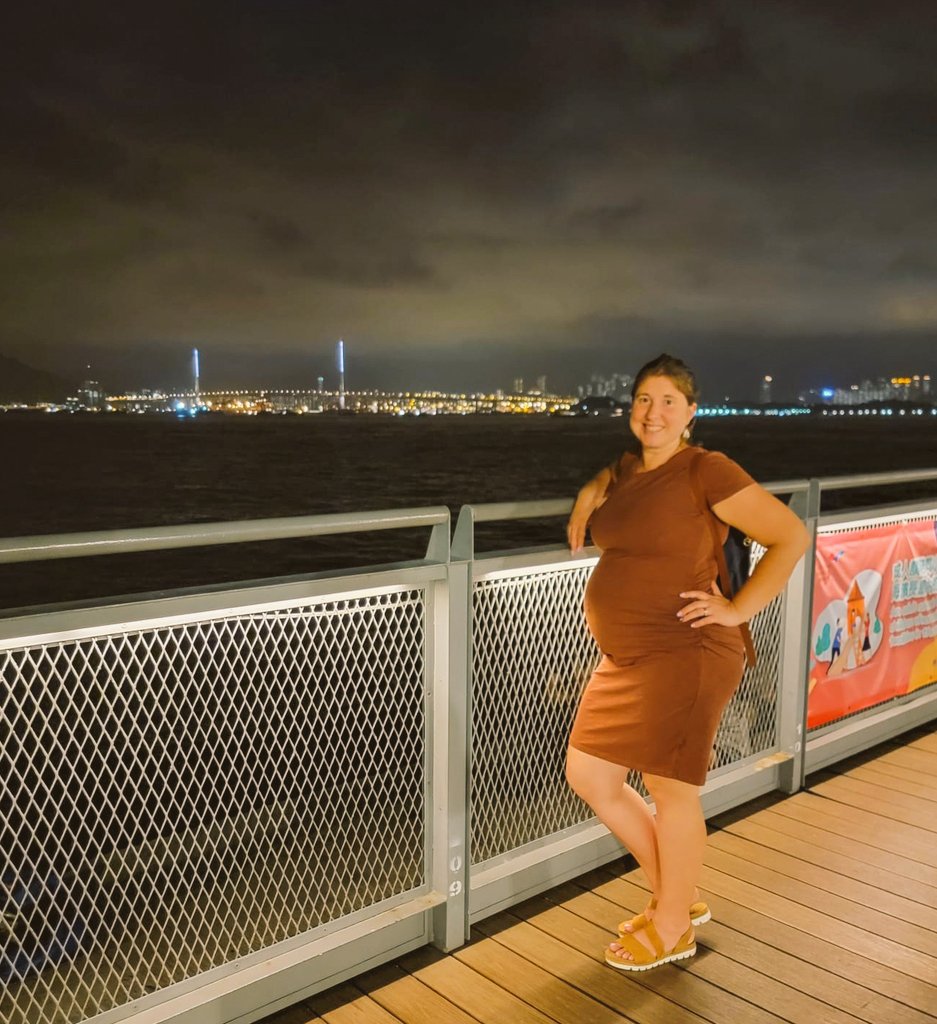 beckyexploring's tweet image. #Nighttime walks on the promenade in Kennedy Town. 🌃

#8monthspregnant #waterside #NightPhotography