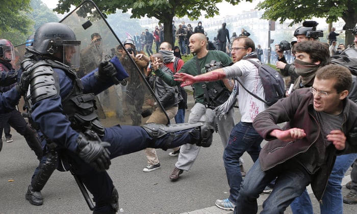Según la burguesía liberal europea el derecho a la protesta es  "parte y corazón de la construcción de la Unión Europea ". 

No dicen q la represión también. 

No son ejemplo. Son hipócritas.
