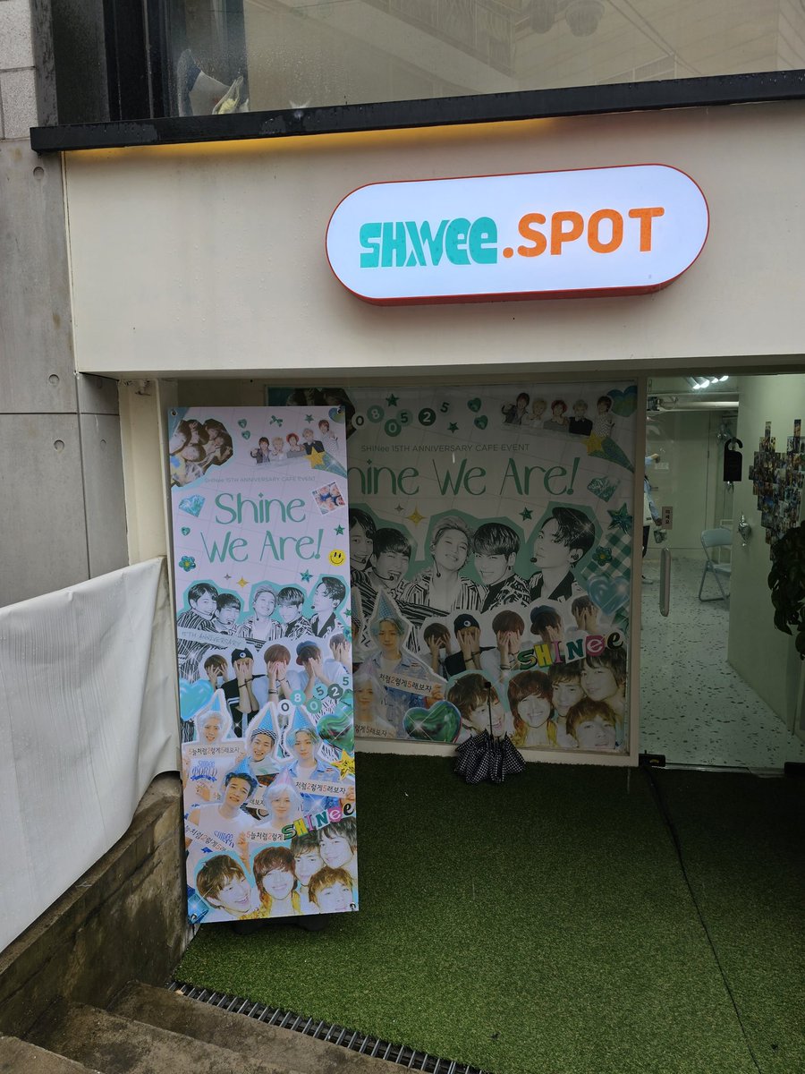 카페스팟
간판보고 깜짝놀라고 너무 감동..😍
그런데 종이컵이 소진이여서 너무 아쉬웠..ㅠ 아침 일찍 출발했었어야했는데 늦장부린 내탓이오ㅠㅠ 그래도 우리 애들이 이쁘니깐 되었다♡ 이벤트감사합니다:) 
#반짝_내안에_빛나지
#언제나_그자리에서_오늘도_샤이니
#샤이니 #SHINee <a href="/shineweare0525/">𝑺𝒉𝒊𝒏𝒆 𝑾𝒆 𝑨𝒓𝒆!</a>
