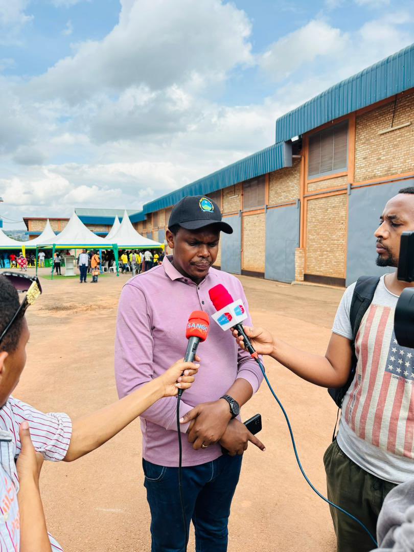SkolRwanda's tweet photo. Mayor @Nyarugenge na Shareholder wa @SkolRwanda @ThibaultRelecom baganira n’itangazamakuru nyuma y’umuganda. https://t.co/7gvlAM94uY