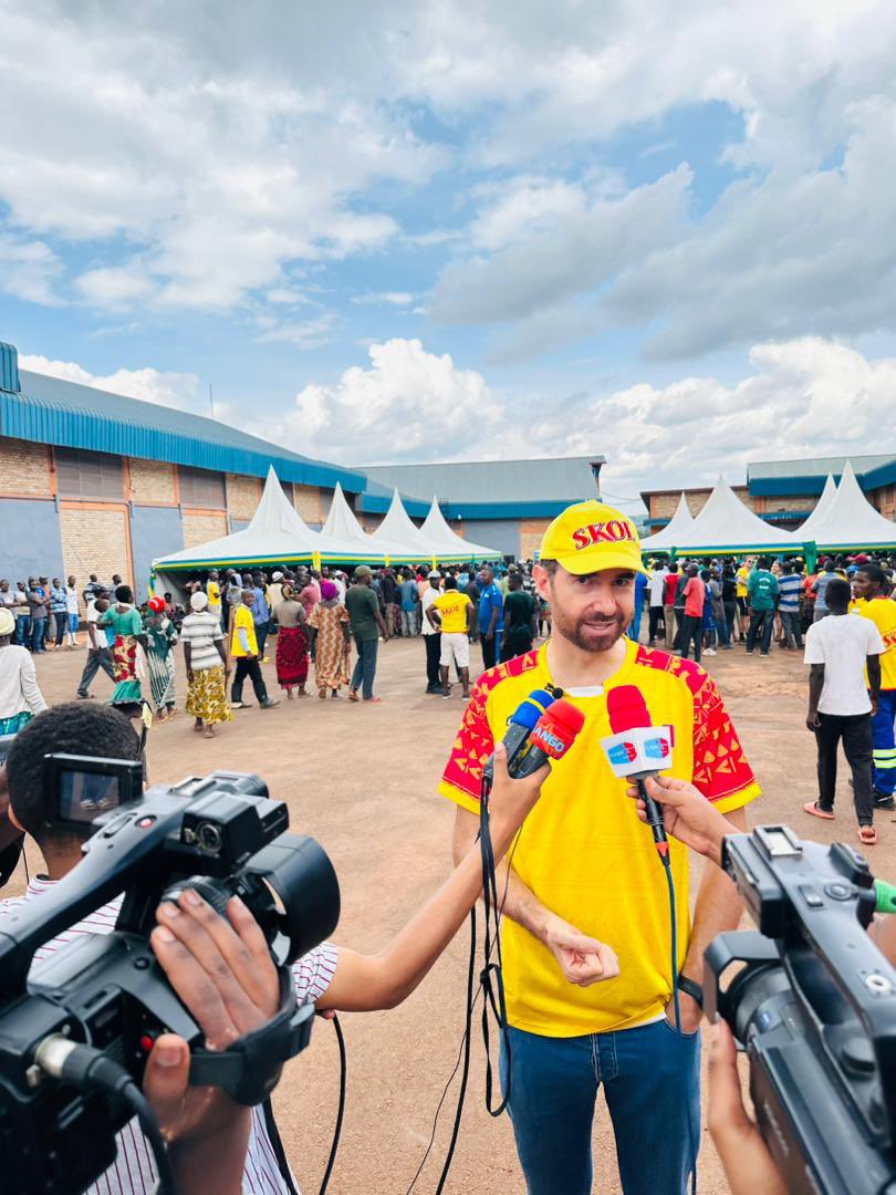 SkolRwanda's tweet photo. Mayor @Nyarugenge na Shareholder wa @SkolRwanda @ThibaultRelecom baganira n’itangazamakuru nyuma y’umuganda. https://t.co/7gvlAM94uY
