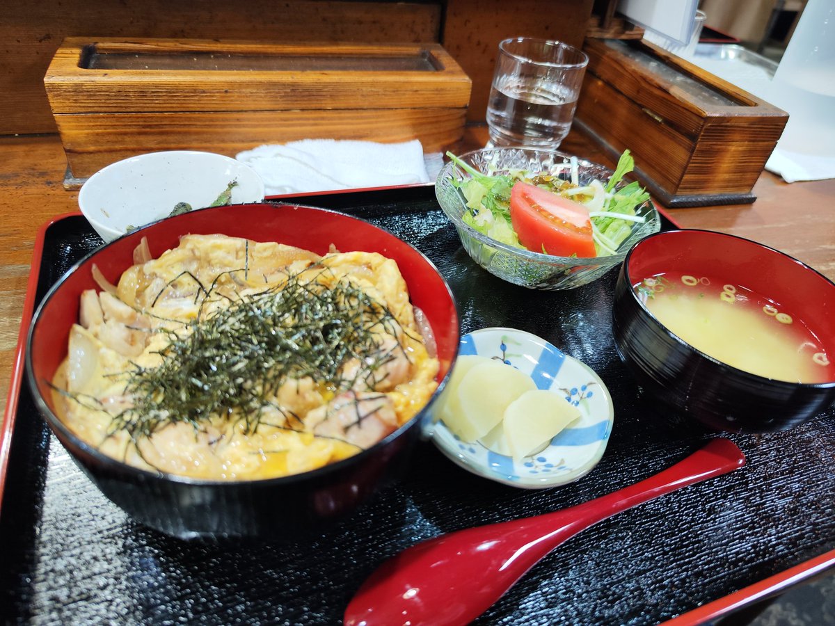 SakeTsunashima's tweet photo. 今日も今日とて、お昼は秀ちゃんへ
親子丼絶品でした。
とい��か、外れがないので、迷ったら行ってしまう。。。
#綱島 #秀ちゃん #親子丼 #昼飯 https://t.co/cnLQtErV9Z