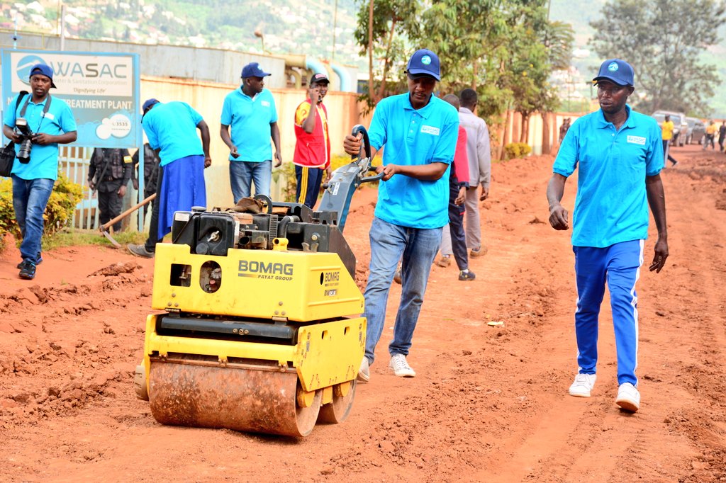 Nyarugenge's tweet photo. Umuganda rusange usoza ukwezi kwa Gicurasi ku rwego rw'Akarere wakorewe mu Murenge wa @kanyinya_sector witabiriwe n'abafatanyabikorwa batandukanye barimo @rayon_sports, @SkolRwanda,@wasac_rwanda, abagize @RwandaParliamnt, n'abaturage.
Uyu muganda ukaba wibanze gusana umuhanda https://t.co/030b9eb2Yx