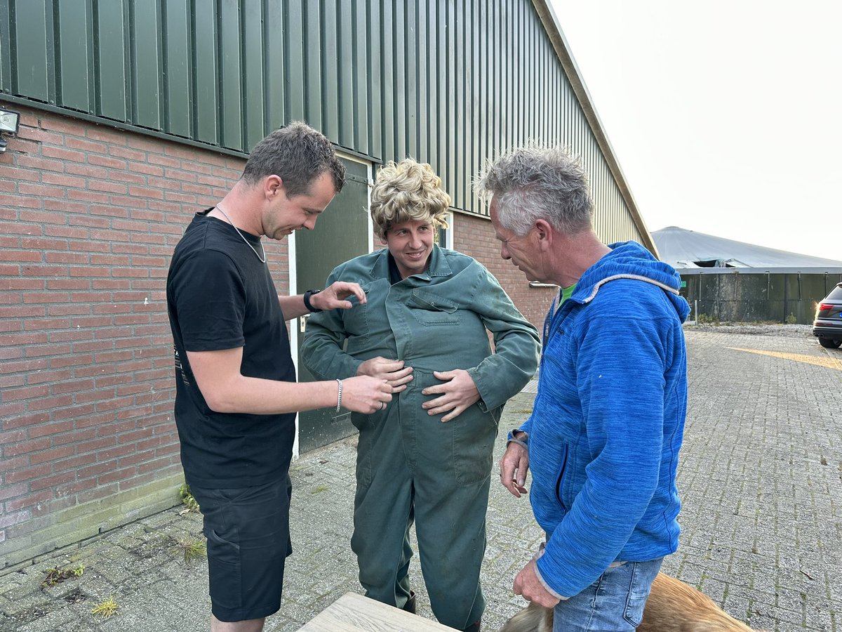 Gisteren vieren wij dat Sietze, onze agrarische bedrijfsleider, 25 jaar in dienst is. Hier zijn we trots op 😃 We organiseerden een feest met muziek, een filmpje en verhaal. Op naar de volgende 25 jaar.🎉