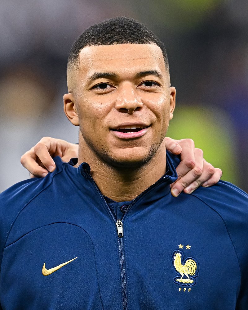 Mbappé : "Je suis né en France, j’ai grandi en France, la France m’a tout donné. Et j’essaie de le lui rendre, chaque fois que je joue pour l’équipe nationale. Je pense que mon amour de la France n’est plus à prouver. Jouer pour la France, c’est au-dessus de tout.

J’ai toujours