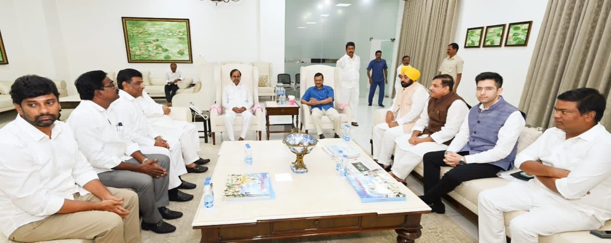 #Delhi CM and #AAP national convenor, #Punjab CM #BhagwantMann and other AAP leaders meet #Telangana CM and BRS chief #KChandrashekarRao in #Hyderabad.
