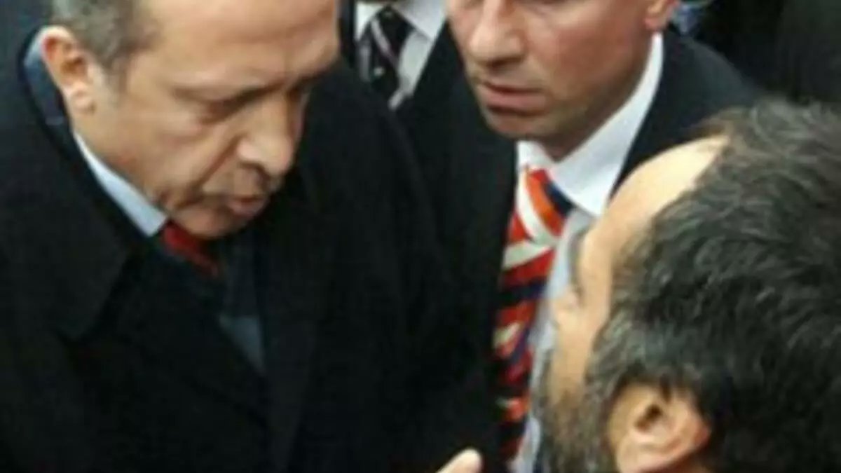 Fatih Altaylı:

"İBB Başkanı Ekrem İmamoğlu, pazar yerinde dolaşırken, kendisini PKK’lı olmakla itham eden bir pazarcı esnafı ile tartışmış. İktidar yanlısı medya İmamoğlu’nu "vatandaşa hakaret etmekle" suçluyorlar.

Erdoğan 2006 yılında bir çiftçiyle tartışmasından sonunda