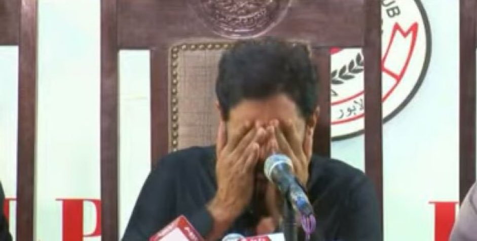 Um_E_kashmiri's tweet photo. Bicherny waly mine sab Kuch tha leken bewafai na the💔
#AliZaidi #AsadUmar #ShireenMazari #MaleekaBokhari #MasaratCheema #FawadChaudhry #Muradras https://t.co/XvHC6fgcY6